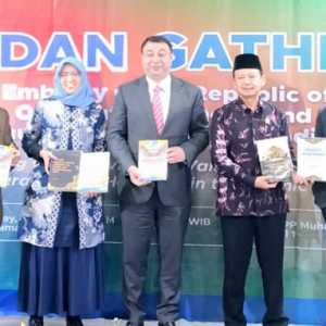 Cucu Pendiri Ponpes Modern Gontor Terima Empat Buku Beni Pramula