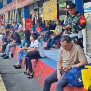 Pemudik Rela Panas-panasan Menunggu Bus di Terminal Kp. Rambutan