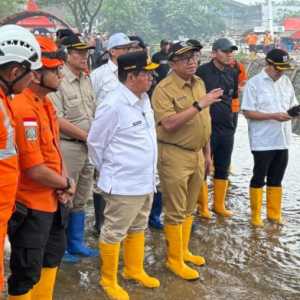 Pramono Tinjau Langsung Longsor di TPST Bantargebang