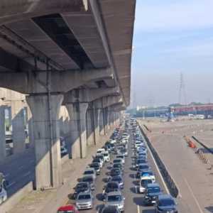 Kepadatan Tol Jakarta-Cikampek Berlanjut hingga Pagi