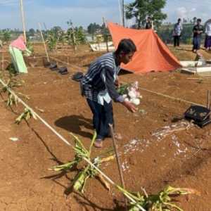 Ziarah Makam Korban Longsor Cisarua Diwarnai Suasana Emosional