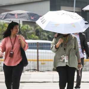 Sedia Payung hingga Tabir Surya saat Panas Terik Melanda