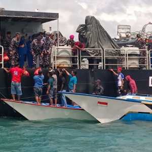 Antre Sembako di Laut