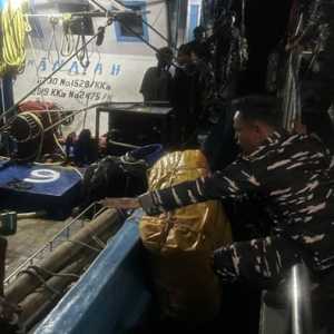 Evakuasi Awak Kapal Terbakar di Bitung Berjalan Sukses