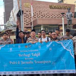 Mabes Polri Bareng Jurnalis Bagikan Makanan ke Pengguna Jalan