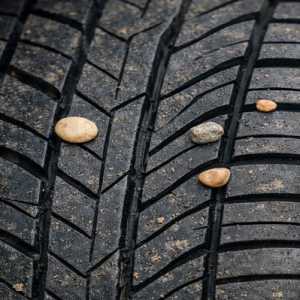 Bahaya Tersembunyi Kerikil di Ban Mobil dan Cara Mengatasinya