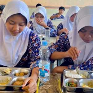 Rocky Gerung Usul MBG Ditunda Jika Harga Energi Naik