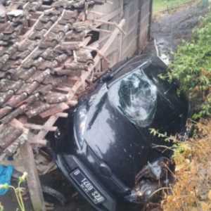 Arahan Google Maps, Mobil Terjun Timpa Rumah Warga