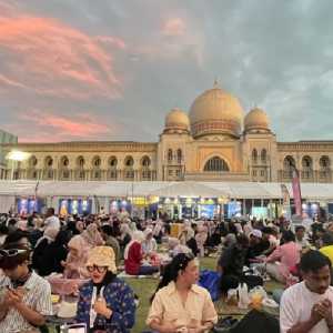 Warga berkumpul di pelataran Gedung Perbadanan Putrajaya, Malaysia untuk berbuka puasa, Minggu, 1 Maret 2026 (Foto: RMOL/Hani Fatunnisa)