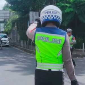 Polisi Berlakukan One Way Sepenggal Menuju Wisata Lembang Bandung