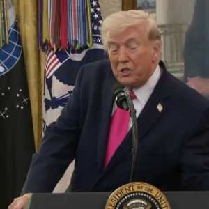 Trump Ngotot Ada Negosiasi dengan Iran Sementara Perang Masih Panas