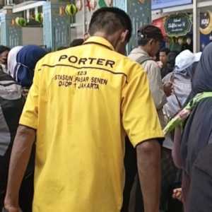 Musim Mudik, Porter Stasiun Senen Kebanjiran Order hingga 3 Kali Lipat