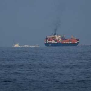 90 Kapal Lintasi Selat Hormuz Meski Perang Iran Masih Berkecamuk