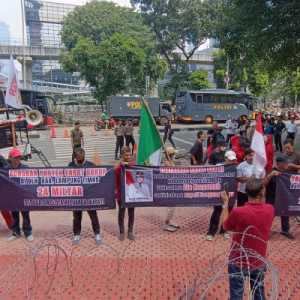 Puluhan orang mendesak Komisi Pemberantasan Korupsi (KPK) mengusut dugaan keterlibatan Bupati Lampung Timur, Ela Siti Nuryamah (Foto: RMOL/Jamaludin Akmal)