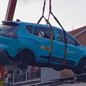 Taksi Green SM Ringsek Dievakuasi dari Pinggir Rel di Bekasi Timur