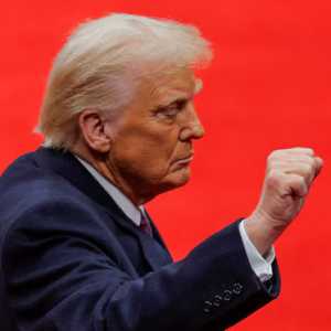 Trump Keluarkan Perintah Tembak Kapal Penebar Ranjau di Hormuz