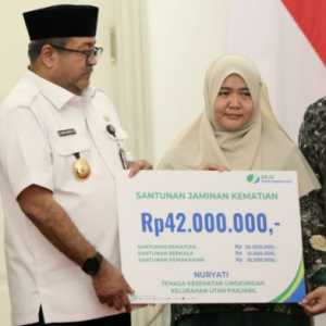 Rano Karno Serahkan Santunan Korban Tabrakan Kereta Api Bekasi