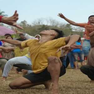 Menegangkan! Angga Yunanda & Maudy Ayunda Tampil Beda di Film Para Perasuk