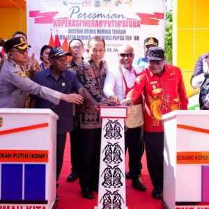 Momen Bersejarah, Menkop Resmikan Kopdes di Kampung Atuka Mimika