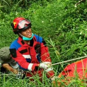 Evakuasi Dramatis! Mayat Wanita di Lereng Cidadap Ditemukan Hancur