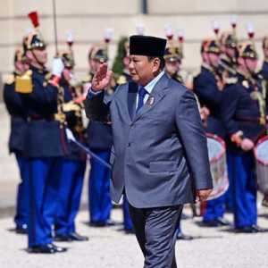 Prabowo Disambut Pasukan Kehormatan saat Temui Macron di Istana Élysée