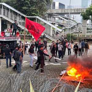 Desakan Periksa Bos Agrinas Diwarnai Bakar Spanduk dan Lempar Cat ke Gedung KPK