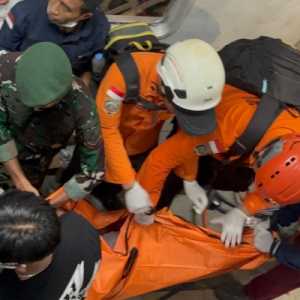 SAR Berjibaku Evakuasi Korban Tabrakan KRL dan Argo Bromo di Bekasi