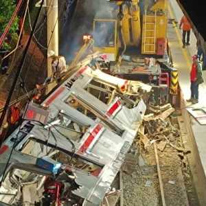 Hampir 24 Jam Pascatabrakan, Badan KRL di Bekasi Timur Dipotong