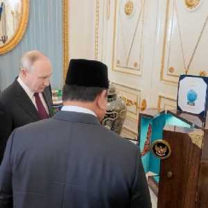 Momen Hangat di Kremlin, Prabowo-Putin Saling Tukar Hadiah