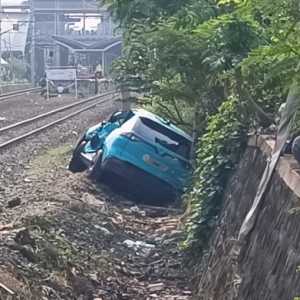 Taksi Green SM yang Tertabrak KRL Belum Dievakuasi
