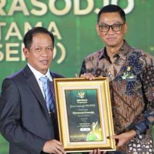 Dirut PLN Darmawan Prasodjo Raih Penghargaan Green Leadership