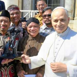 Patung St. Yusuf Arimatea dari Indonesia untuk Paus Leo XIV