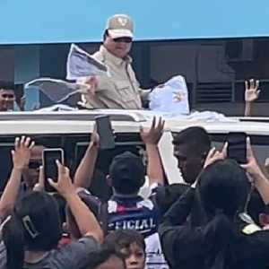 Ratusan Siswa Sekolah Sambut Ketibaan Prabowo di Banyumas