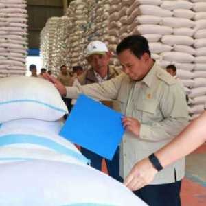 Sidak Gudang Bulog, Prabowo Cek Langsung Stok Beras di Magelang