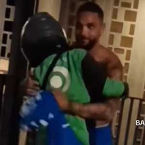 Layvin Kurzawa Makin jadi Idola Usai Kasih Jersey Persib ke Driver Ojol