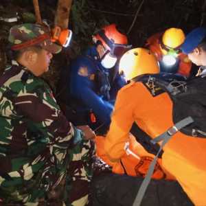 Tim Gabungan Berhasil Evakuasi Korban Helikopter Jatuh di Kalbar