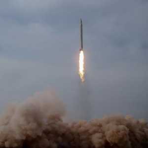 Kim Jong Un Pantau Langsung Peluncuran Rudal Balistik ke Laut Timur