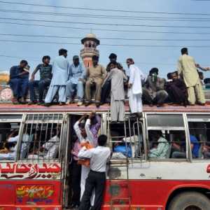 Pakistan Gratiskan Transportasi Umum Buntut Demo Kenaikan BBM