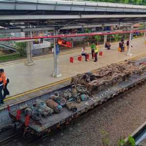 Rangkaian KRL Terdampak Tabrakan di Bekasi Timur Mulai Dievakuasi, Dipreteli Bertahap