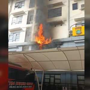 Puluhan Petugas Padamkan Api di Gedung Satreskrim Polres Metro Jakbar