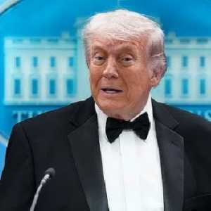 Trump: Pelaku Penembakan di Jamuan Wartawan Istana Bawa Banyak Senjata