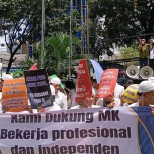 Demonstran: MK Harus Jaga Marwah dan Jangan Takut Tekanan