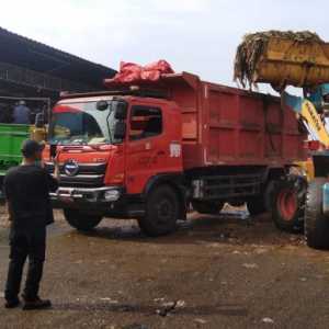 Gunungan Sampah di Pasar Induk Kramat  Jati Ditargetkan Tuntas 12 Hari