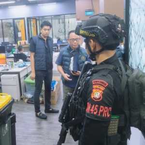 Brimob Diterjunkan Saat Penggerebekan Judi Online Internasional di Jakbar