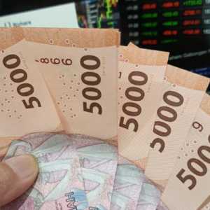 Rupiah Berdarah-darah, Tembus Rekor Terlemah Baru Rp17.600 per Dolar AS