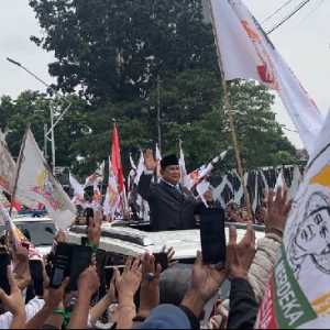 Prabowo Sapa Ribuan Massa Aksi Damai Pendukung Ekonomi Kerakyatan di DPR