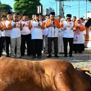 Almuzzammil Yusuf Pimpin Penyembelihan Hewan Kurban di Markas PKS