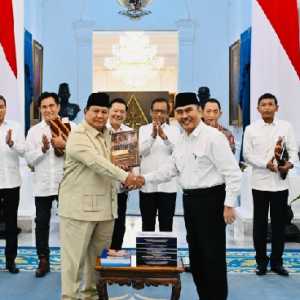 Prabowo Terima 10 Buku Rekomendasi Reformasi Polri di Istana