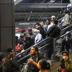 Tiga Jam Operasional KRL Rangkasbitung Lumpuh