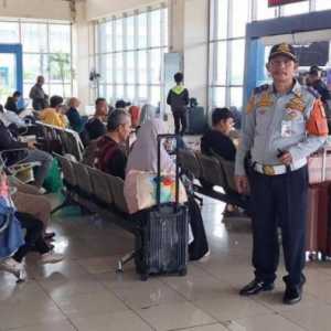 Terminal Pulo Gebang Dipadati Penumpang di Momen Libur Panjang